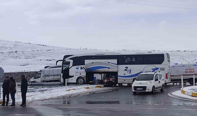 Ağrı'da yolcu otobüsü ile kamyonet çarpıştı: 11 yaralı
