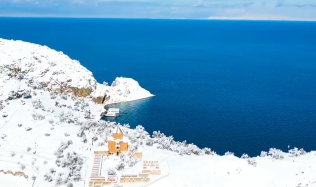 Akdamar Adası beyaz gelinliğini giydi