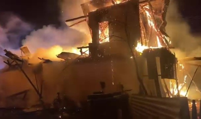 Alevlere teslim olan 2 katlı ev kül oldu