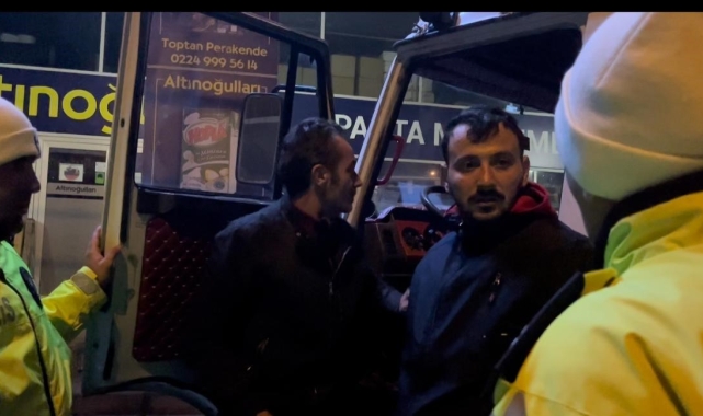 Alkollü arkadaşını almaya gelen sürücü de alkollü çıktı...Alkollü nakliyatçılar polisi çileden çıkardı