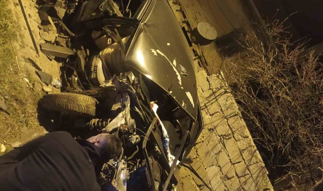 Alkollü sürücü direğe çarptı, Tofaş otomobil hurdaya döndü