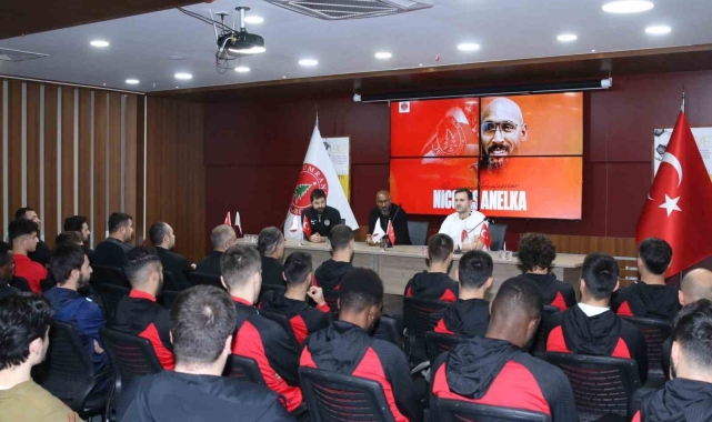 Anelka, Ümraniyespor teknik heyeti ve futbolcularla buluştu