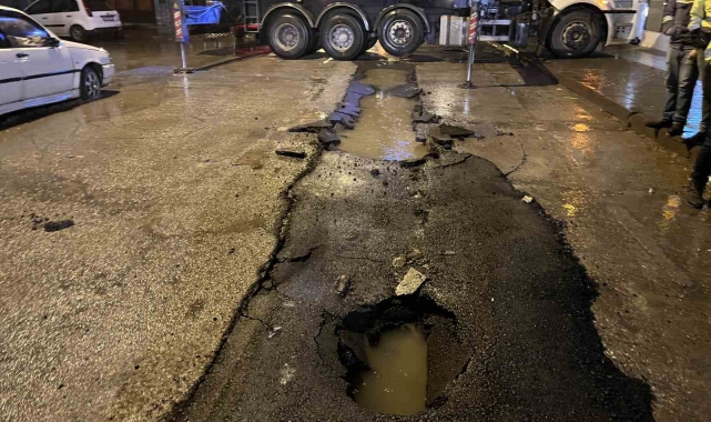 Ankara'da yağmur nedeniyle yol çöktü, çöp kamyonu askıda kaldı