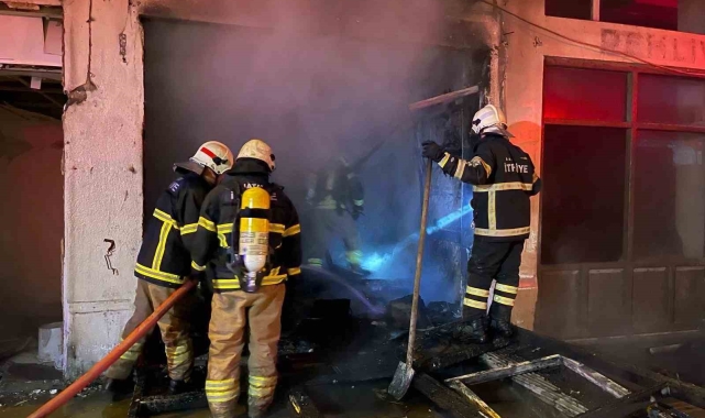 Antakya'da alev alev yanan iş yeri kullanılmaz hale geldi