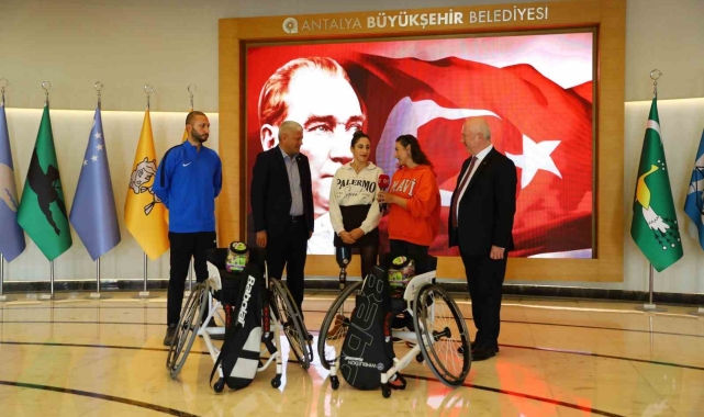 Antalya Büyükşehir Belediyesi'nden engelli milli sporculara ekipman desteği