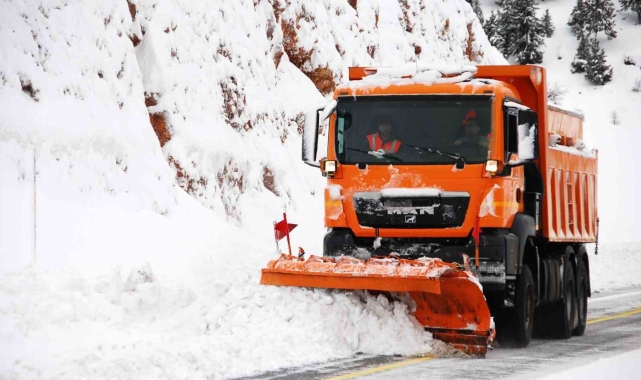 Antalya-Konya kara yolunda ekiplerin yolu açık tutma çabası