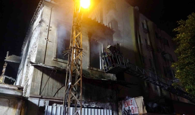 Antalya'da 250 yıllık tarihi konak alev alev yandı