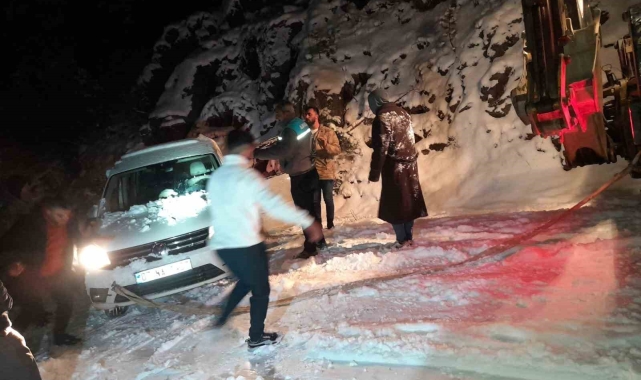 Antalya'da karda mahsur kalan 15 araç ve 20 vatandaş kurtarıldı