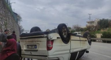 Antalya'da yağışlı hava kazayı beraberinde getirdi, kamyonet devrildi