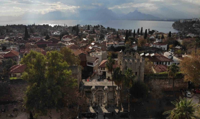 Antalya'nın 1894 yıllık tarihi kapısında egzoz gazı ve diğer etkenlerin sebep olduğu kararmalar giderilecek