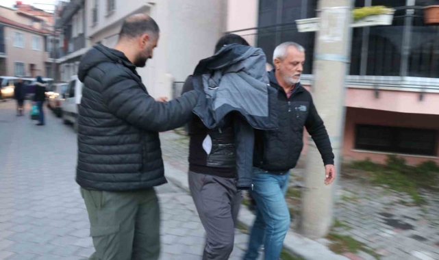 Aranan şahıs kapısında polisi görünce çatıdan kaçmaya çalıştı