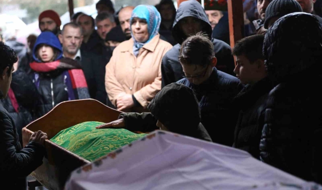 Artvin'de karne günü kazada hayatını kaybeden anne ve oğlu toprağa verildi