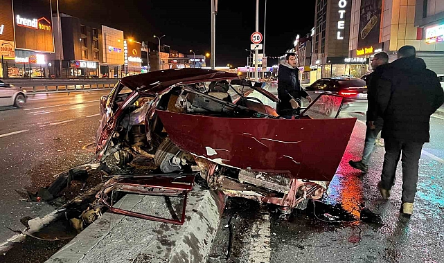 Avcılar E-5'te trafik kazasında otomobil hurda yığınına döndü: 2 yaralı