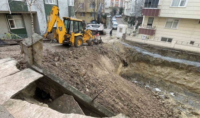 Avcılar'da 4 katlı bir binanın istinat duvarı çöktü