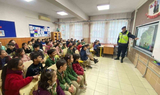 Aydın'da 58 öğrenci "trafik dedektifi" oldu