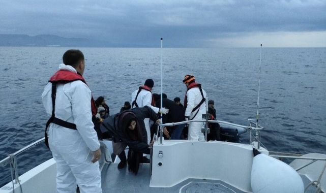 Ayvacık'ta 62 kaçak göçmen kurtarıldı, 39 kaçak göçmen yakalandı