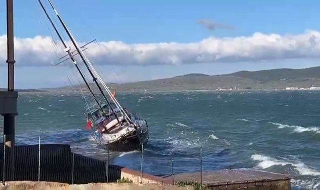 Ayvalık'ta fırtına hayatı felç etti