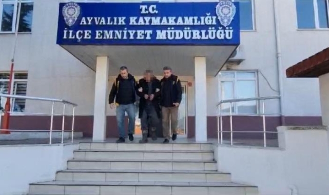 Ayvalık'ta kesinleşmiş 21 yıl 6 ay cezası bulunan firari polisten kaçamadı