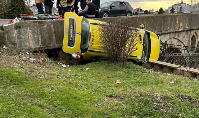 Babaeski'de yoldan çıkan ticari taksi devrildi: 1 yaralı