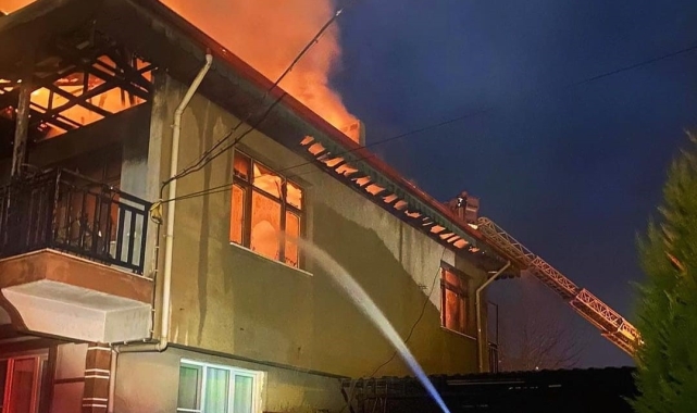 Bacadan çıkan yangın evi kullanılamaz hale getirdi