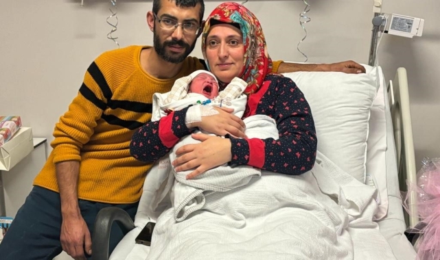 Bakan Mahinur Özdemir Göktaş'tan 2024 yılının ilk bebeklerine ziyaret