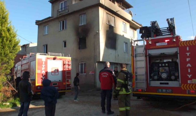 Balıkesir'de madde bağımlısı genç oturduğu evi ateşe verdi