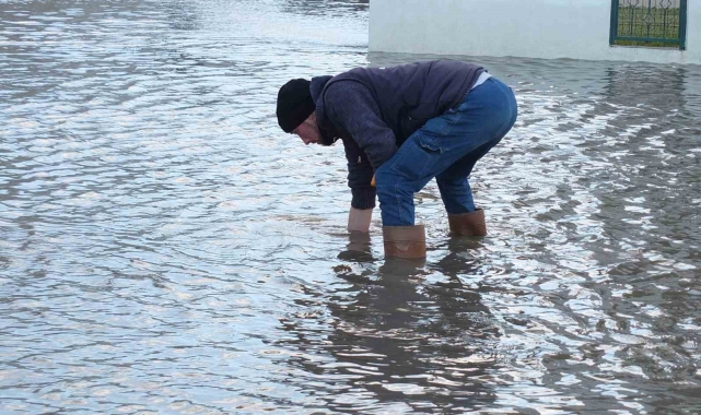 Balıkesir'de plajı aşan deniz suları yolları göle çevirdi
