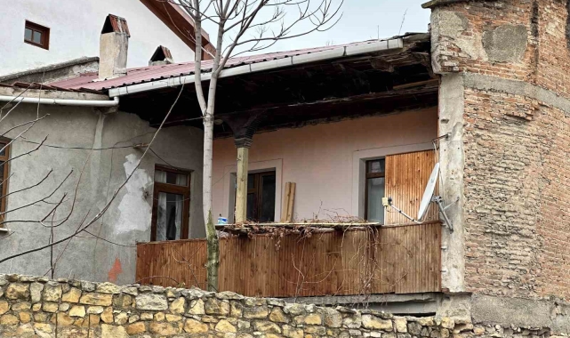 Balkondan girdikleri evde değerli eşya bulamayınca kombi ve televizyonları çaldılar