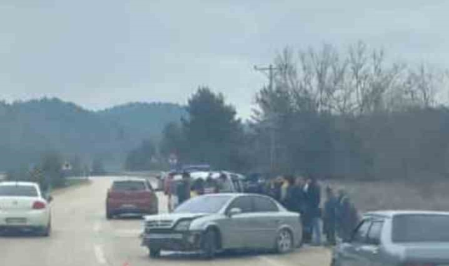 Bariyerlere çarpan otomobilin sürücüsü yaralandı