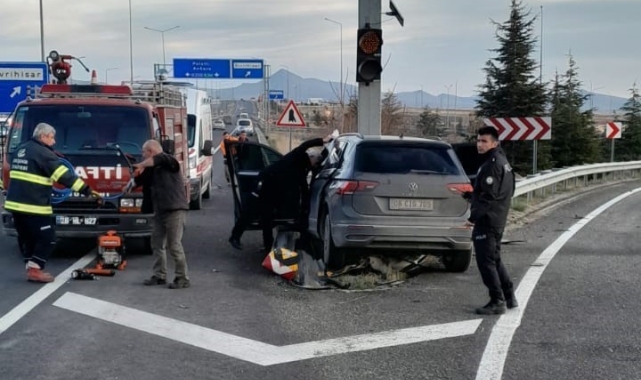Bariyerlere saplanan otomobilin sürücüsü hayatını kaybetti
