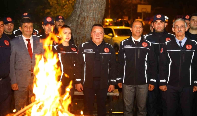 Başkan Böcek yeni yıla itfaiye ekipleri ile birlikte girdi