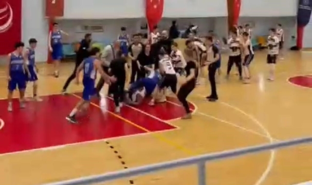 Basketbol sahası boks ringine döndü..Bir oyuncu yaralandı...