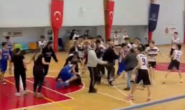 Basketbol sahası boks ringine döndü..Bir oyuncu yaralandı