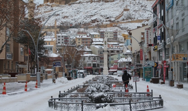Bayburt'ta kar kalınlığı 30 santimetreyi buldu