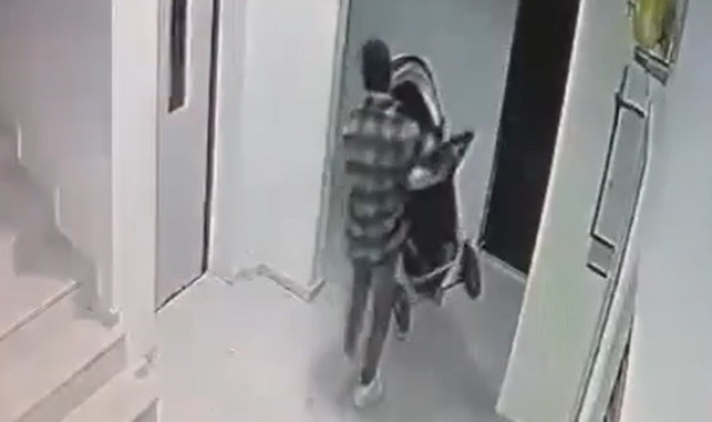 Bebek arabası çalan şüpheli güvenlik kamerasında