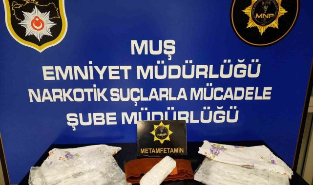 Beline ve bacaklarına sardığı uyuşturucuyla yakalandı