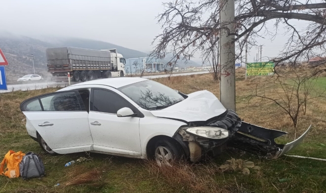 Beton elektrik direğine çarpan otomobilde 3 kişi yaralandı