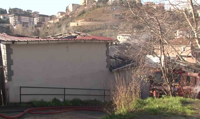Beykoz'da 2 katlı evin çatısı alev alev yandı