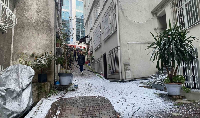 Beyoğlu'nda binada çıkan yangın korkuttu: Mahsur kalan yaşlı kadın kurtarıldı