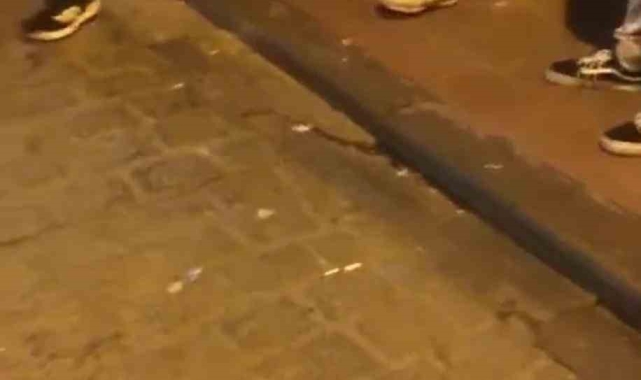 Beyoğlu'nda satırlı "kız arkadaşıma yan baktın" kavgası kamerada: Yanlışlıkla arkadaşının başına sopayla vurup bayılttı