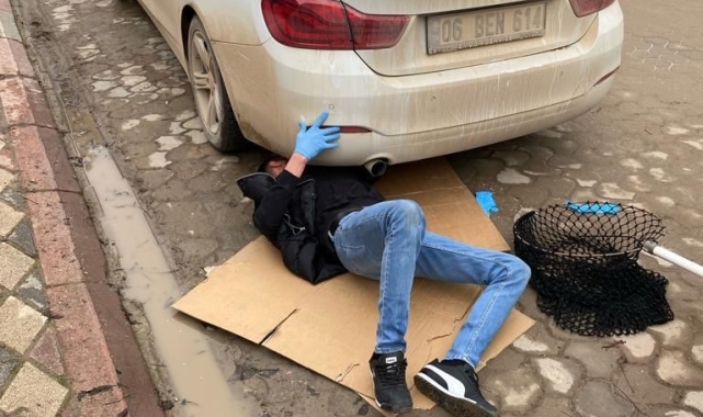 Bilecik'te park halindeki otomobilin altında sıkışan kedi kurtarıldı