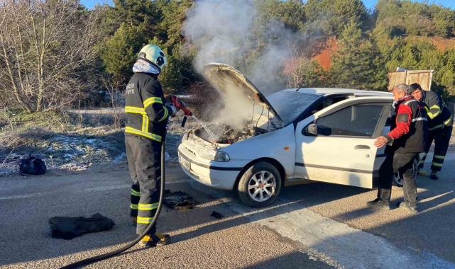 Bilecik'te seyir halindeki araçtan bir anda dumanlar yükseldi