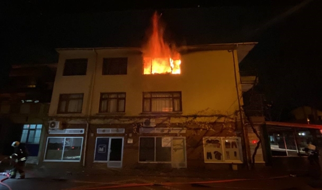 Binanın 3. katı alev alev yandı: Vatandaşlar film seyreder gibi izledi