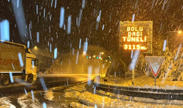 Bolu Dağı'nda yoğun kar yağışı: Görüş mesafesi 40 metreye düştü