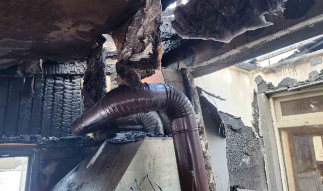 Bolu'da 2 katlı evin üst katı küle döndü