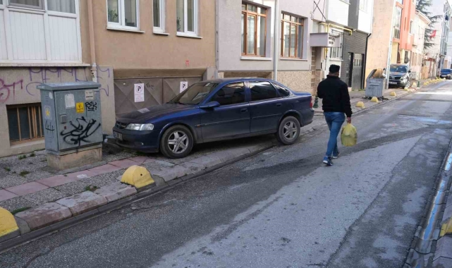 Bu mahallede kaldırımlar yürümek için değil araç park etmek için kullanılıyor