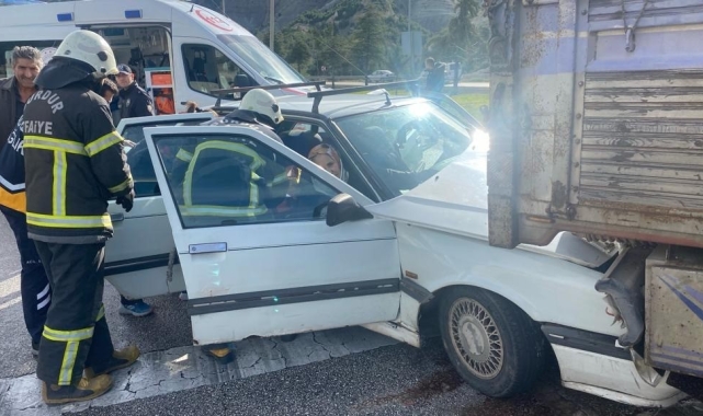 Burdur'da kırmızı ışıkta duran kamyonete otomobil çarptı: 4 yaralı