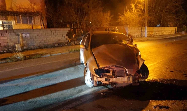 Burdur&#039;da kontrolden çıkan otomobil bahçe duvarına çarptı: 2 yaralı