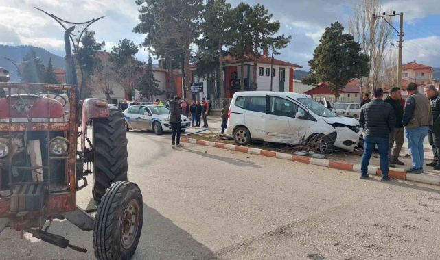 Burdur'da traktör ile hafif ticari araç çarpıştı: 1 yaralı