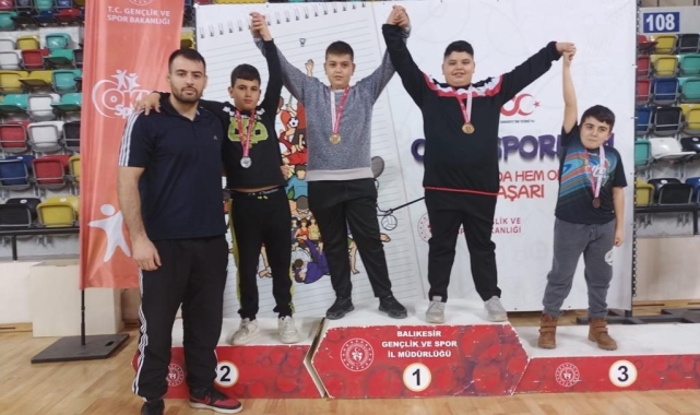 Burhaniyeli Güreşçiler madalyalarla döndü